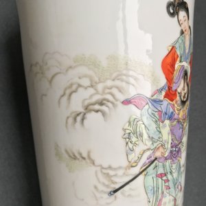 Een paar Chinese famille rose rouleau vazen, vier-karaktermerk, 20e eeuw — foto 16