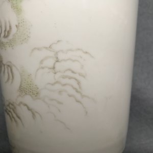 Een paar Chinese famille rose rouleau vazen, vier-karaktermerk, 20e eeuw — foto 22