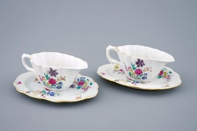 Een paar Chinese famille rose sauskommen op onderschotel, Qianlong, 18e eeuw