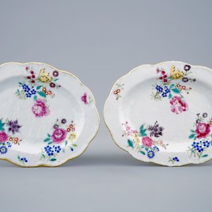 Een paar Chinese famille rose sauskommen op onderschotel, Qianlong, 18e eeuw — foto 2