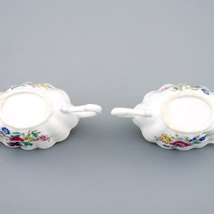 Een paar Chinese famille rose sauskommen op onderschotel, Qianlong, 18e eeuw — foto 9