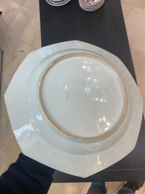 Een paar Chinese famille rose schotels, drie blauw-witte borden en een kraakporseleinen 'klapmuts' kom, Wanli en Qianlong — foto 2