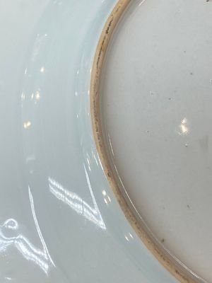 Een paar Chinese famille rose schotels, drie blauw-witte borden en een kraakporseleinen 'klapmuts' kom, Wanli en Qianlong — foto 6