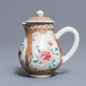 Een paar Chinese famille rose schotels en een melkkan met hanen, Yongzheng — foto 4