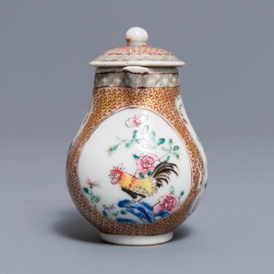 Een paar Chinese famille rose schotels en een melkkan met hanen, Yongzheng — foto 7