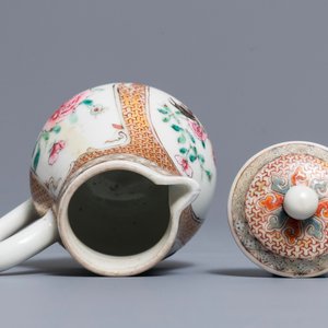 Een paar Chinese famille rose schotels en een melkkan met hanen, Yongzheng — foto 8