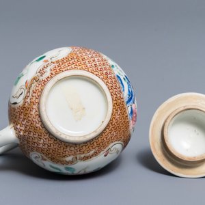 Een paar Chinese famille rose schotels en een melkkan met hanen, Yongzheng — foto 9