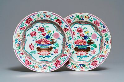 Een paar Chinese famille rose schotels met bloemenmanden, Qianlong