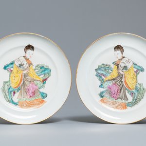 Een paar Chinese famille rose schotels met dames met waaiers, 19e eeuw — foto 1