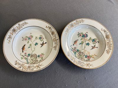Een paar Chinese famille rose schotels met eksters bij pioenbloesems, Yongzheng/Qianlong — foto 1