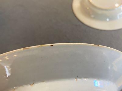 Een paar Chinese famille rose schotels met eksters bij pioenbloesems, Yongzheng/Qianlong — foto 5
