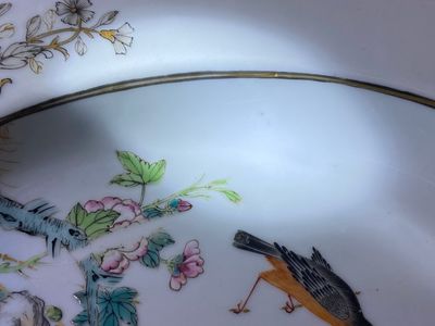 Een paar Chinese famille rose schotels met eksters bij pioenbloesems, Yongzheng/Qianlong — foto 7