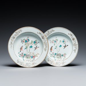 Een paar Chinese famille rose schotels met eksters bij pioenbloesems, Yongzheng/Qianlong — foto 1