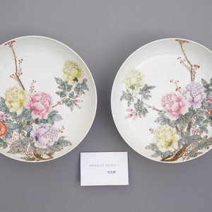 Een paar Chinese famille rose schotels met floraal decor, Qianlong merk, Republiek — foto 3