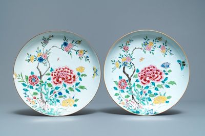 Een paar Chinese famille rose schotels met floraal decor, Qianlong