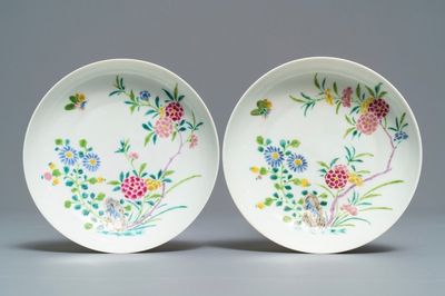 Een paar Chinese famille rose schotels met floraal decor, Yongzheng merk en periode