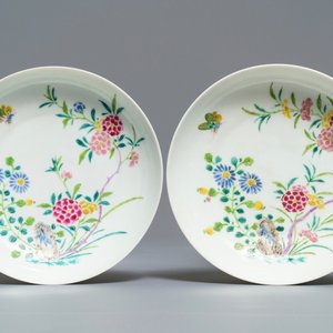 Een paar Chinese famille rose schotels met floraal decor, Yongzheng merk en periode — foto 1