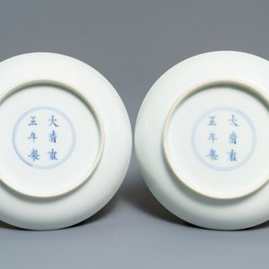 Een paar Chinese famille rose schotels met floraal decor, Yongzheng merk en periode — foto 2