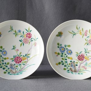 Een paar Chinese famille rose schotels met floraal decor, Yongzheng merk en periode — foto 10