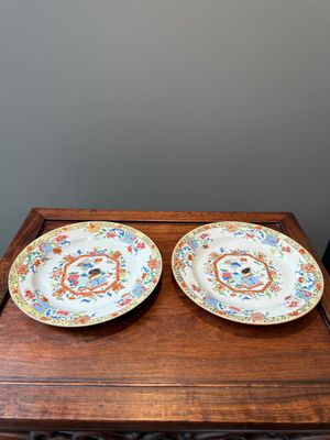 Een paar Chinese famille rose schotels met kostbaarheden, Yongzheng — foto 1