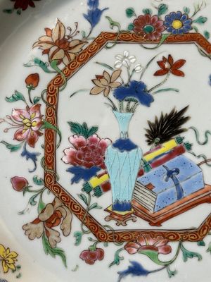 Een paar Chinese famille rose schotels met kostbaarheden, Yongzheng — foto 3
