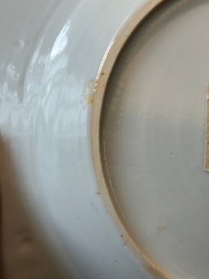 Een paar Chinese famille rose schotels met kostbaarheden, Yongzheng — foto 7