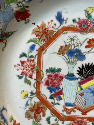 Een paar Chinese famille rose schotels met kostbaarheden, Yongzheng — foto 10