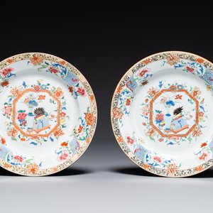 Een paar Chinese famille rose schotels met kostbaarheden, Yongzheng — foto 1