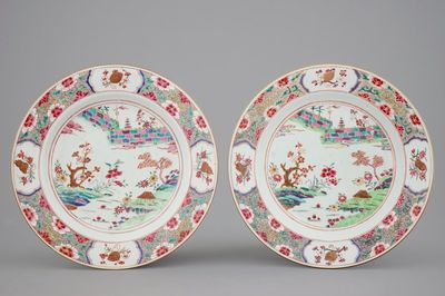 Een paar Chinese famille rose schotels met landschappen, 18e eeuw