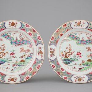 Een paar Chinese famille rose schotels met landschappen, 18e eeuw — foto 1