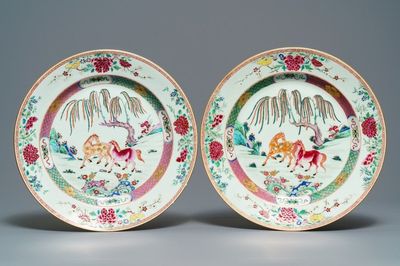 Een paar Chinese famille rose schotels met paarden, Yongzheng/Qianlong