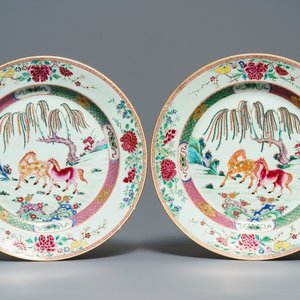 Een paar Chinese famille rose schotels met paarden, Yongzheng/Qianlong — foto 1