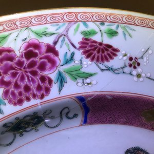 Een paar Chinese famille rose schotels met paarden, Yongzheng/Qianlong — foto 4