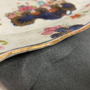 Een paar Chinese famille rose schotels met 'Tabaksbladeren' decor, Qianlong — foto 6