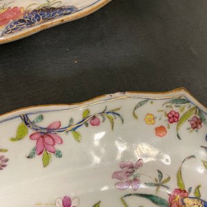 Een paar Chinese famille rose schotels met 'Tabaksbladeren' decor, Qianlong — foto 7