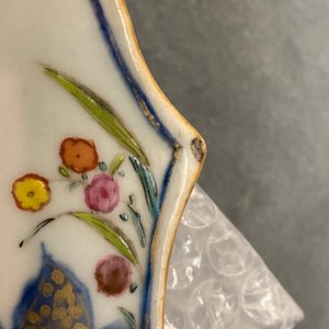 Een paar Chinese famille rose schotels met 'Tabaksbladeren' decor, Qianlong — foto 10