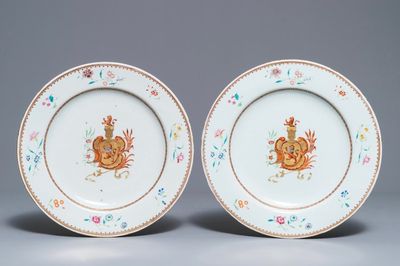 Een paar Chinese famille rose schotels voor de Italiaanse markt met wapen van Cantelmi, Qianlong