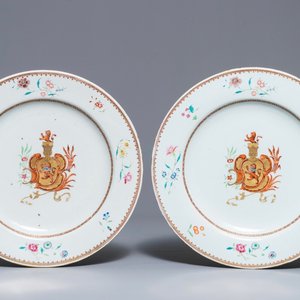 Een paar Chinese famille rose schotels voor de Italiaanse markt met wapen van Cantelmi, Qianlong — foto 1