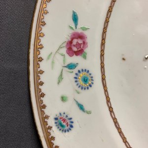 Een paar Chinese famille rose schotels voor de Italiaanse markt met wapen van Cantelmi, Qianlong — foto 3