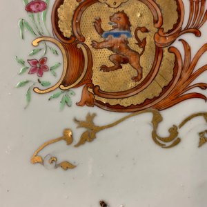 Een paar Chinese famille rose schotels voor de Italiaanse markt met wapen van Cantelmi, Qianlong — foto 4