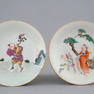 Een paar Chinese famille rose schoteltjes met voorstellingen van Europeanen, Qianlong/Jiaqing, 18/19th C. — foto 1