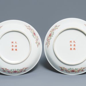 Een paar Chinese famille rose 'shou' borden, Kangxi merk, Republiek, 20e eeuw — foto 2