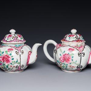 Een paar Chinese famille rose theepotten met floraal decor, Qianlong — foto 1