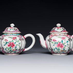 Een paar Chinese famille rose theepotten met floraal decor, Qianlong — foto 3