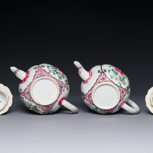 Een paar Chinese famille rose theepotten met floraal decor, Qianlong — foto 4