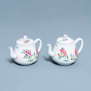Een paar Chinese famille rose theepotten met floraal decor, Yongzheng — foto 1