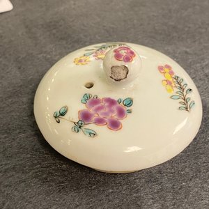 Een paar Chinese famille rose theepotten met floraal decor, Yongzheng — foto 12