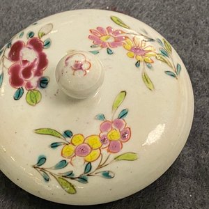 Een paar Chinese famille rose theepotten met floraal decor, Yongzheng — foto 15