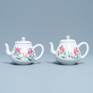 Een paar Chinese famille rose theepotten met floraal decor, Yongzheng — foto 2