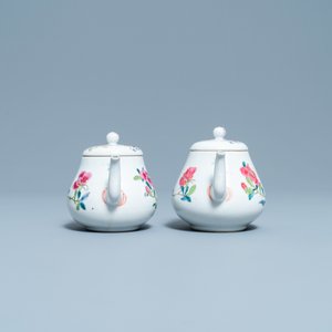 Een paar Chinese famille rose theepotten met floraal decor, Yongzheng — foto 5
